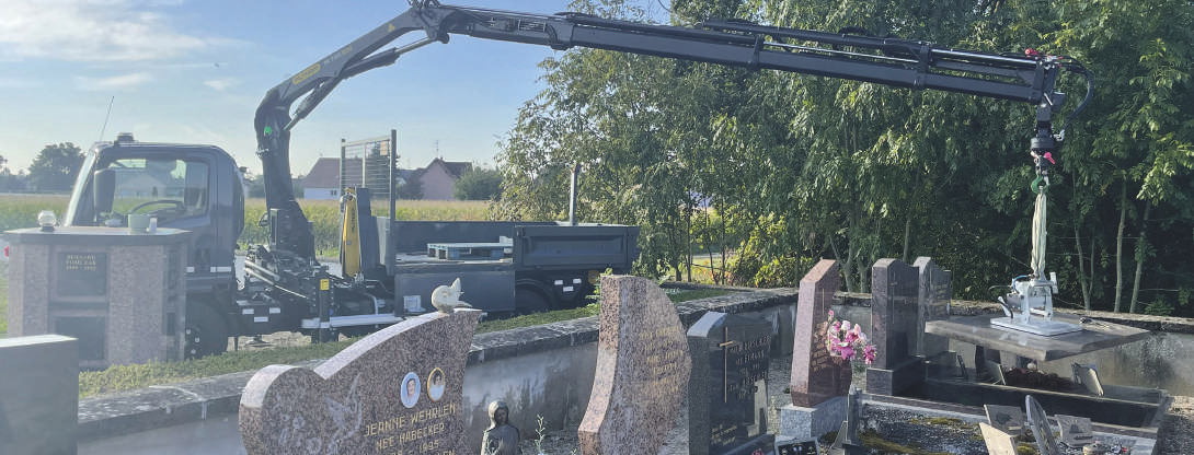 Pose d'un monument à l'aide d'une grue